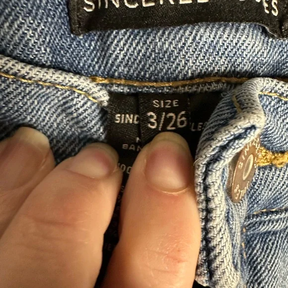 Sincerely Jules•denim shorts• distressed/frayed
Size 3/26 - Picture 5 of 7